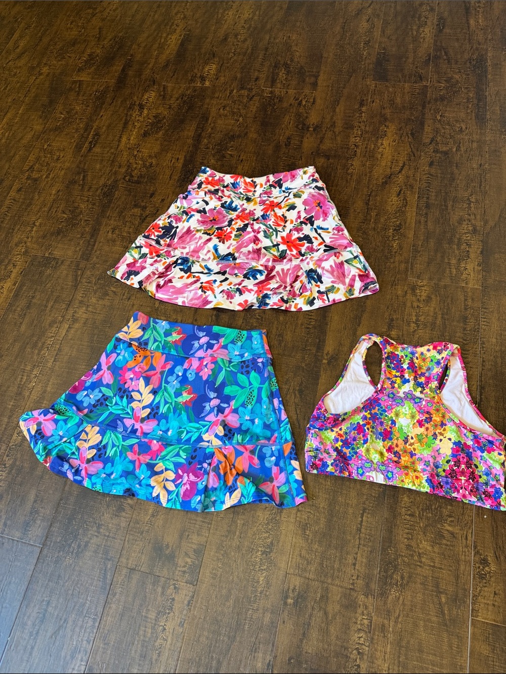 Dona Jo Floral Activewear Set - Skorts & Sports Bra - Picture 2 of 5